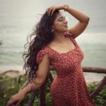 Parvathy Saran Instagram - waves of life 🌊 . Trip organiser @zuuzuuholidays Shot by @vimal_rebel Resort @elixircliff Elixir Cliff Beach Resort and Spa