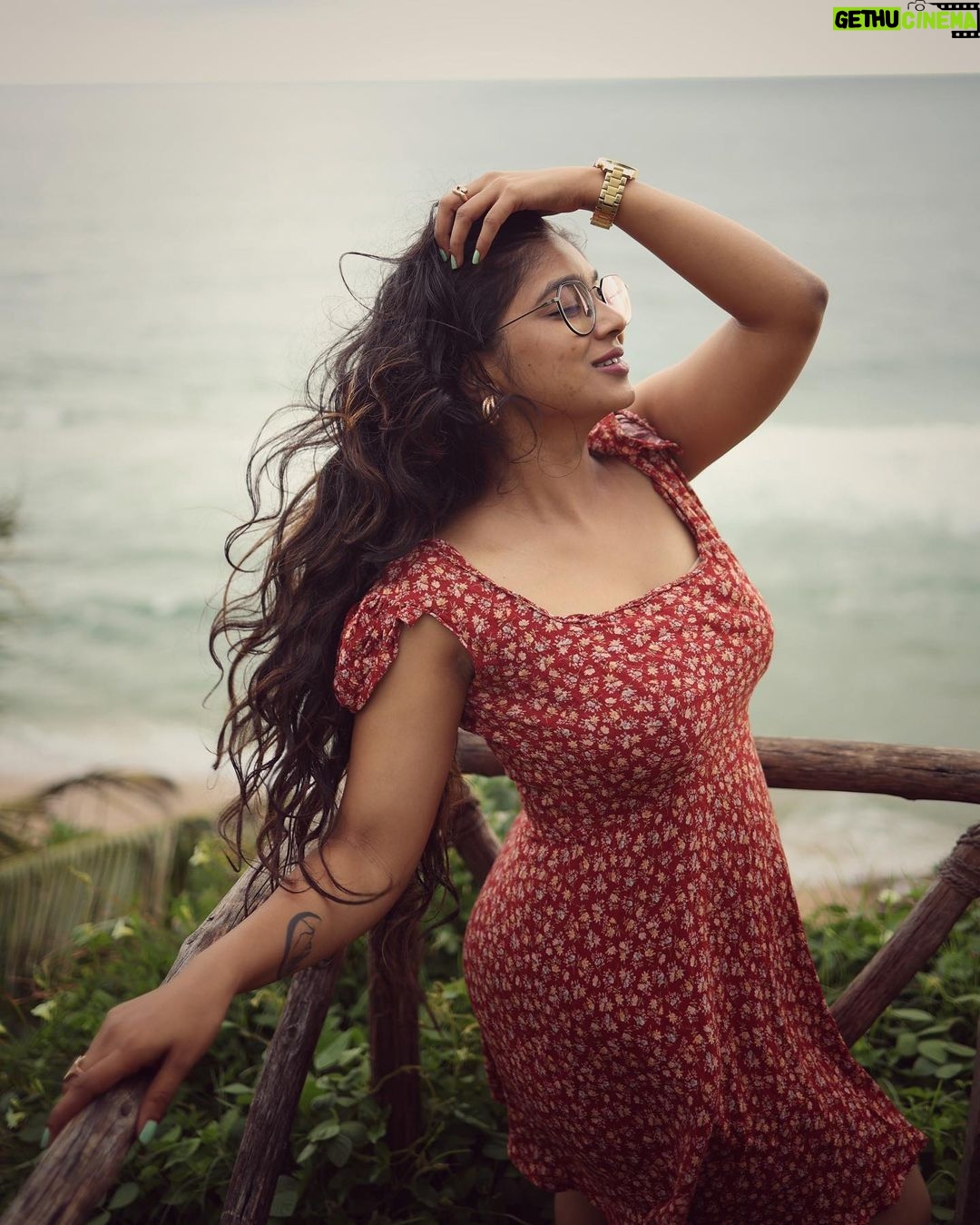 Parvathy Saran Instagram - waves of life 🌊 . Trip organiser @zuuzuuholidays Shot by @vimal_rebel Resort @elixircliff Elixir Cliff Beach Resort and Spa