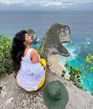 Parvathy Saran Instagram - people,beaches & sun tan ☀️🌊🏝️🇮🇩
Trip organiser @gtholidays.in