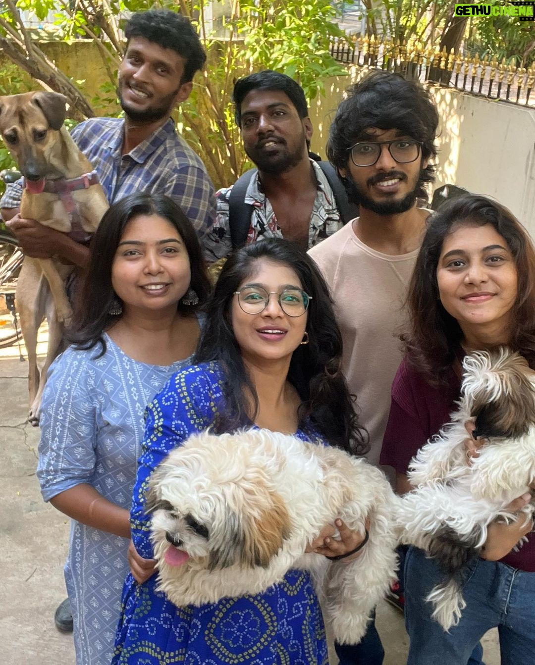 Parvathy Saran Instagram - Namma Atti π€ Friends that become family.. new house..new beginnings.. sooo happy to have these people in my life.. Nibbas of #MCC #Valsa #MKU & some sooper cool media friends π₯ good vibes only & what an amazing day π§Ώ memories !!! #housewarming Chennai, India