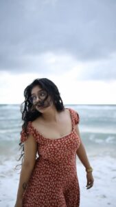 Parvathy Saran Instagram - கண்கள் ஏதோ…🌊 . . Video @vimal_rebel Cuts @thephotomanphotography Trip Organiser @zuuzuuholidays Varkala Beach Kerala