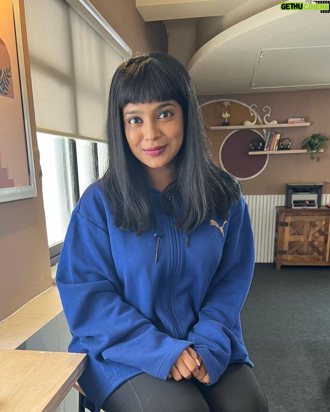 Parvathy Saran Instagram - Rate this look 1 - 10 😅 When we tried to recreate Hinata 💙 from #naruto anime series for #VeraMaariOffice @ahatamil Thank You @chidambarammanivannan for this sequence, cheers to Kavitha Akkka & Arun Anna for creating this look. Chennai, India