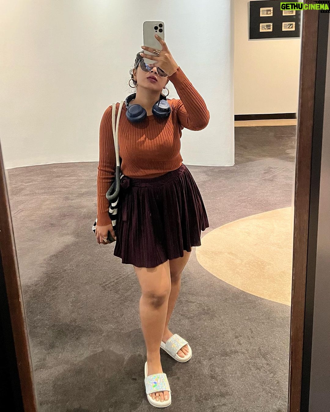 Parvathy Saran Instagram - Outfits that I wore in πΈπ¬ Keep it simple & lemme know your favourite fit π€ Furama RiverFront, Singapore