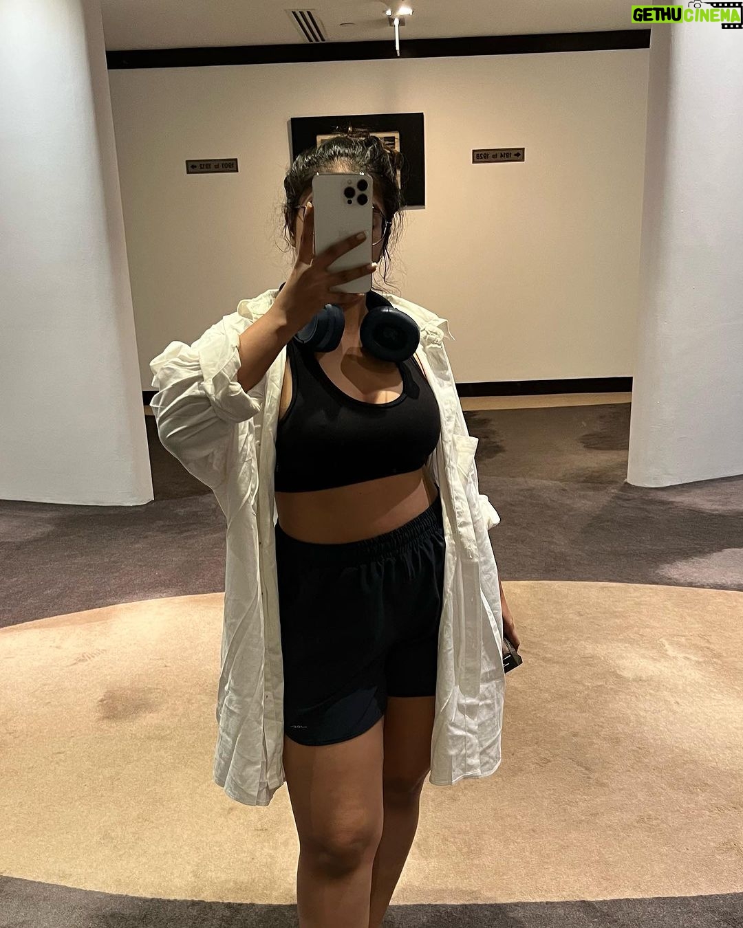 Parvathy Saran Instagram - Outfits that I wore in πΈπ¬ Keep it simple & lemme know your favourite fit π€ Furama RiverFront, Singapore