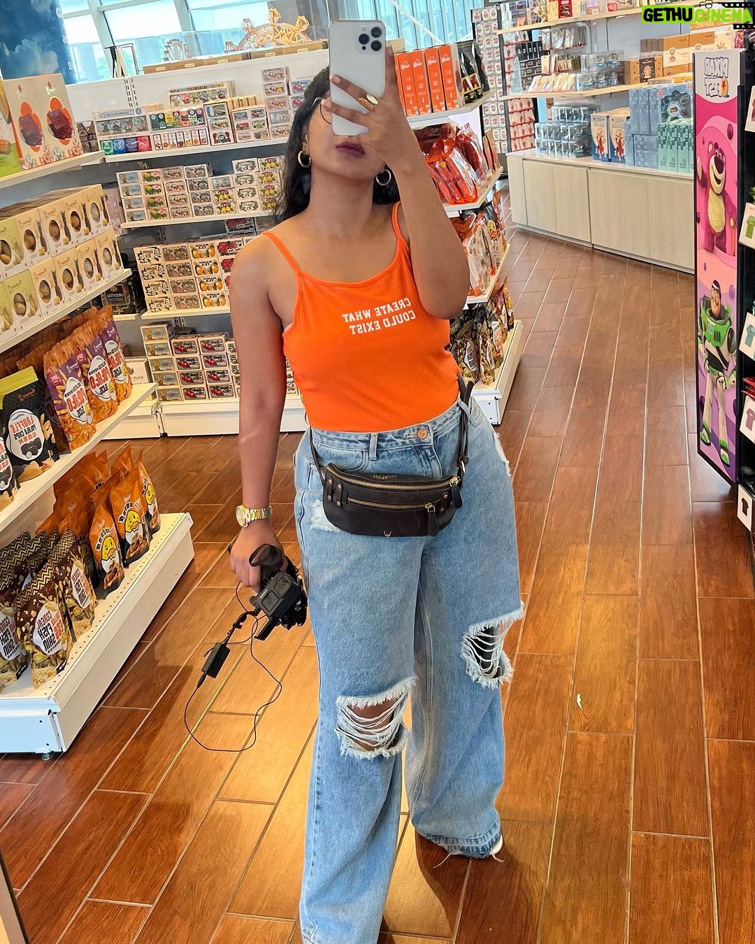 Parvathy Saran Instagram - Outfits that I wore in πΈπ¬ Keep it simple & lemme know your favourite fit π€ Furama RiverFront, Singapore