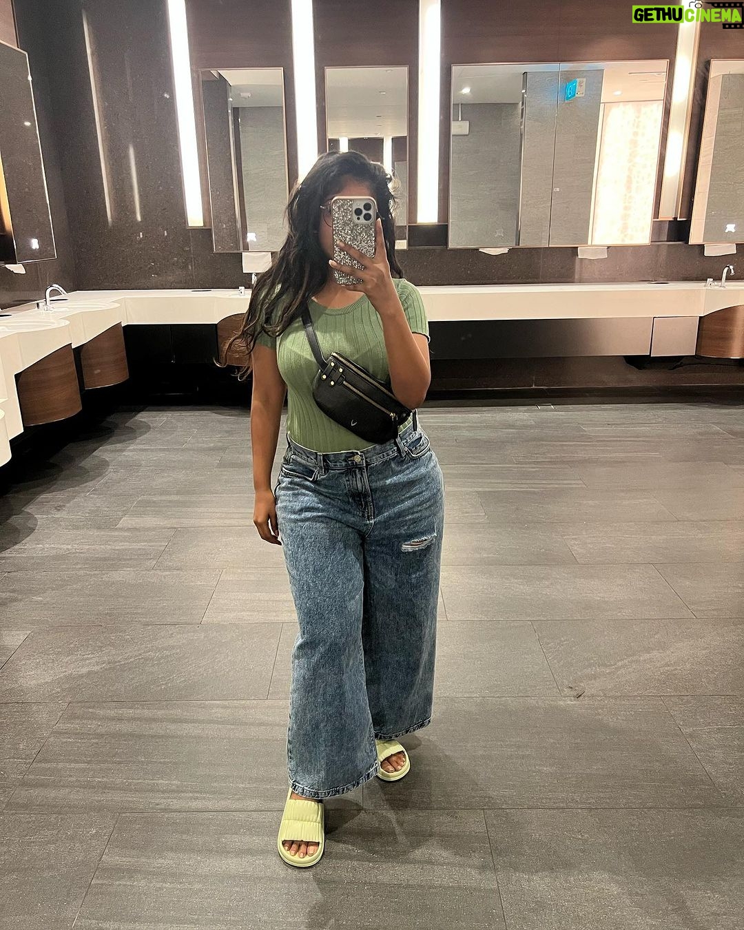 Parvathy Saran Instagram - Outfits that I wore in πΈπ¬ Keep it simple & lemme know your favourite fit π€ Furama RiverFront, Singapore