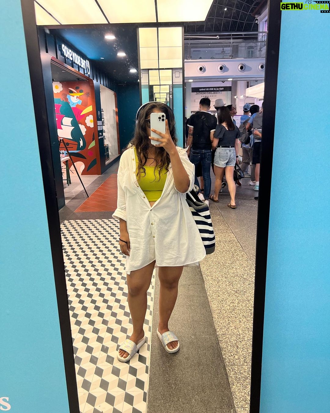 Parvathy Saran Instagram - Outfits that I wore in πΈπ¬ Keep it simple & lemme know your favourite fit π€ Furama RiverFront, Singapore
