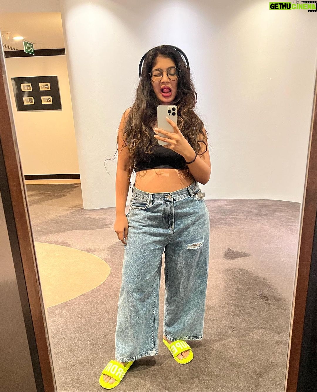 Parvathy Saran Instagram - Outfits that I wore in πΈπ¬ Keep it simple & lemme know your favourite fit π€ Furama RiverFront, Singapore