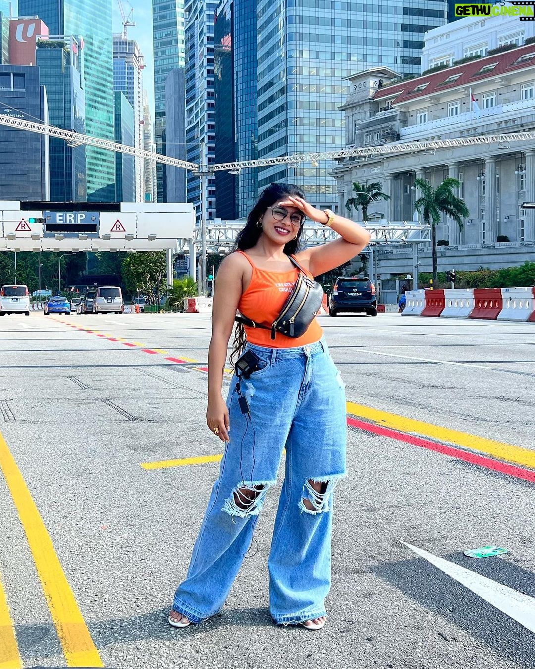 Parvathy Saran Instagram - Happy Singapore National Day 🇸🇬 Walked sooo much in this city, sun was bit harsh & couldn’t manage without an umbrella or sunscreen, sign boards were very less which was confusing to find places.. On the other side, I loved their sudden rain, advanced infrastructure, loved the no honking while driving, got really excited about all the branded products shopping, spotted so many Ferrari, Rolls-Royce and Lamborghini on their clean broad roads, happy with their minimal traffic. Got really motivated by their hardworking senior citizens and also observed discipline & silence in public places..Singapore earned High respects ✌️ What was your experience in SG 🇸🇬 !? let me know in the comments. Thank You @gtholidays.in for everything #VibeWithPaaru #VJParvathy #VJPaaru #travel #solotravel #singapore #singaporelife
