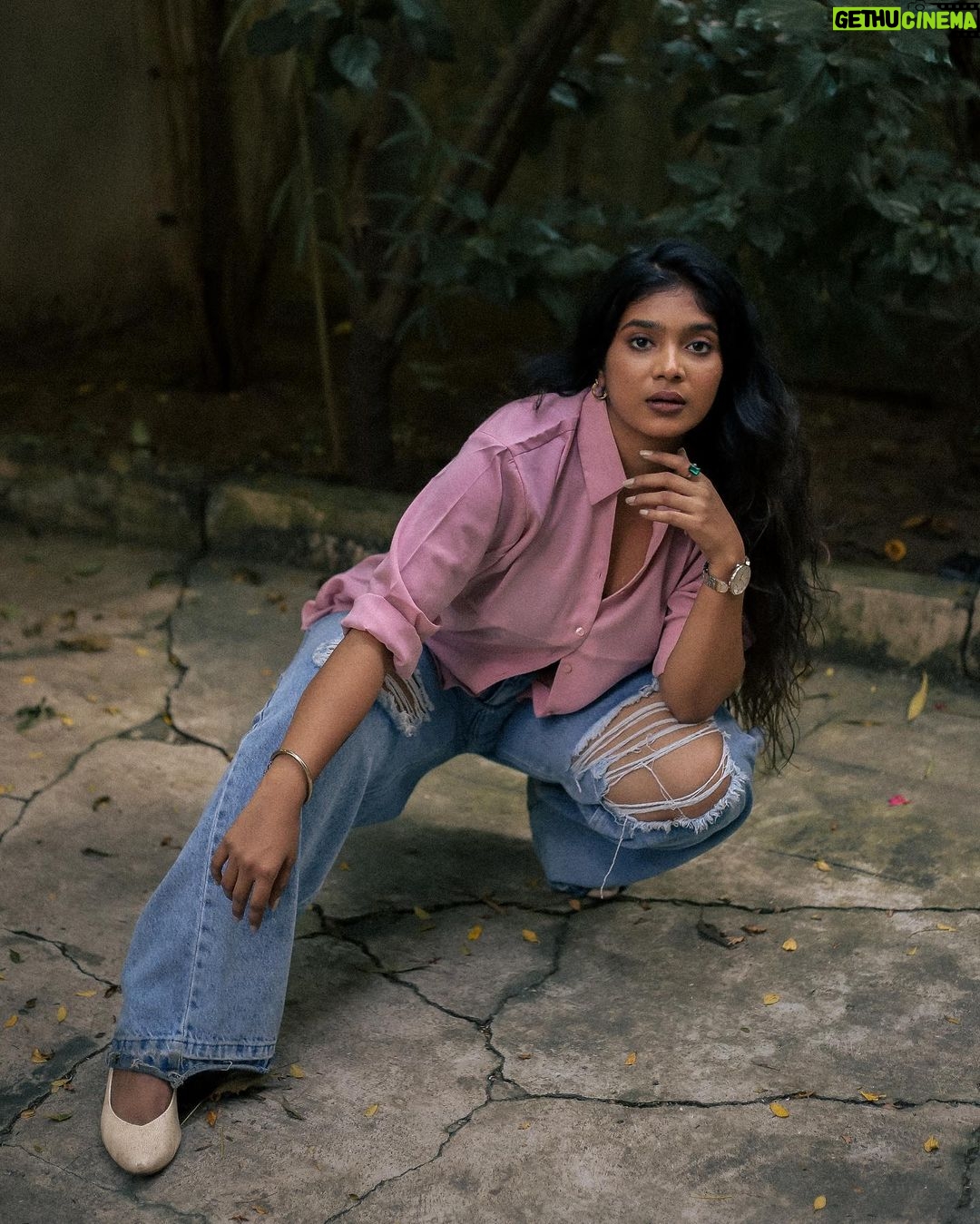 Parvathy Saran Instagram - boss up ∆ . Shot by @you_and_i_studios MUA @tarangini_mua Stylist @meghal_chauhan