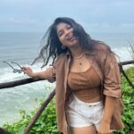 Parvathy Saran Instagram - Some memories never leave 💙 . Thank You @zuuzuuholidays for organising a fab trip to Varkala with my Family ✨ Amma is Happpy Max & she felt Sooper Comfortable throughout the Journey. Cheers to more trips together #ZuuZuuHolidays 🥂 Resort : @elixircliff Varkala Beach Kerala