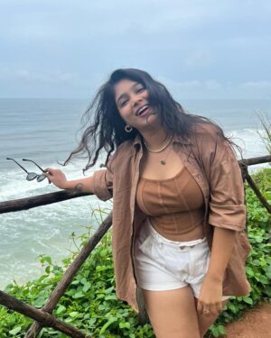 Parvathy Saran Instagram - Some memories never leave 💙 
.
Thank You @zuuzuuholidays for organising a fab trip to Varkala with my Family ✨ Amma is Happpy Max & she felt Sooper Comfortable throughout the Journey. Cheers to more trips together #ZuuZuuHolidays 🥂

Resort : @elixircliff