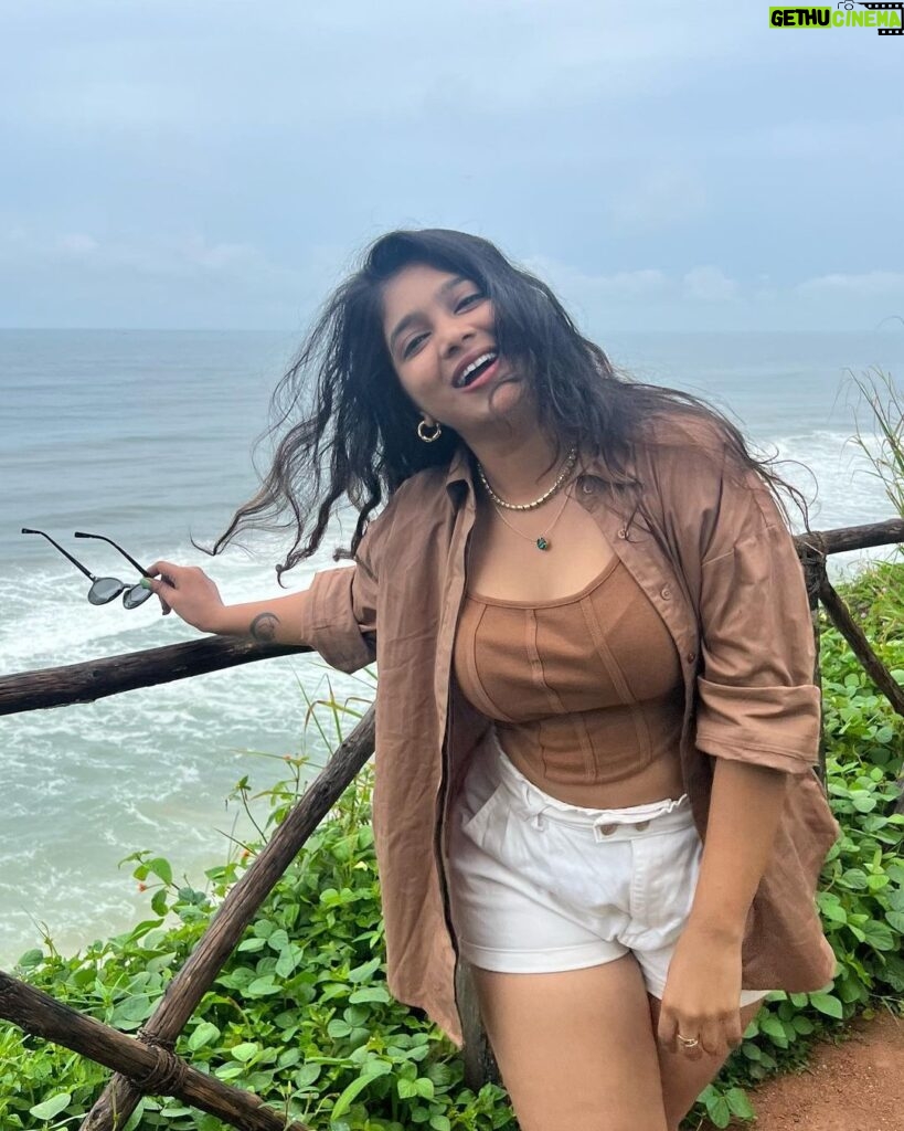 Parvathy Saran Instagram - Some memories never leave 💙 . Thank You @zuuzuuholidays for organising a fab trip to Varkala with my Family ✨ Amma is Happpy Max & she felt Sooper Comfortable throughout the Journey. Cheers to more trips together #ZuuZuuHolidays 🥂 Resort : @elixircliff Varkala Beach Kerala