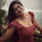 Parvathy Saran Instagram - waves of life 🌊 . Trip organiser @zuuzuuholidays Shot by @vimal_rebel Resort @elixircliff Elixir Cliff Beach Resort and Spa