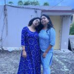 Parvathy Saran Instagram - Namma Atti 🖤 Friends that become family.. new house..new beginnings.. sooo happy to have these people in my life.. Nibbas of #MCC #Valsa #MKU & some sooper cool media friends 🥂 good vibes only & what an amazing day 🧿 memories !!! #housewarming Chennai, India