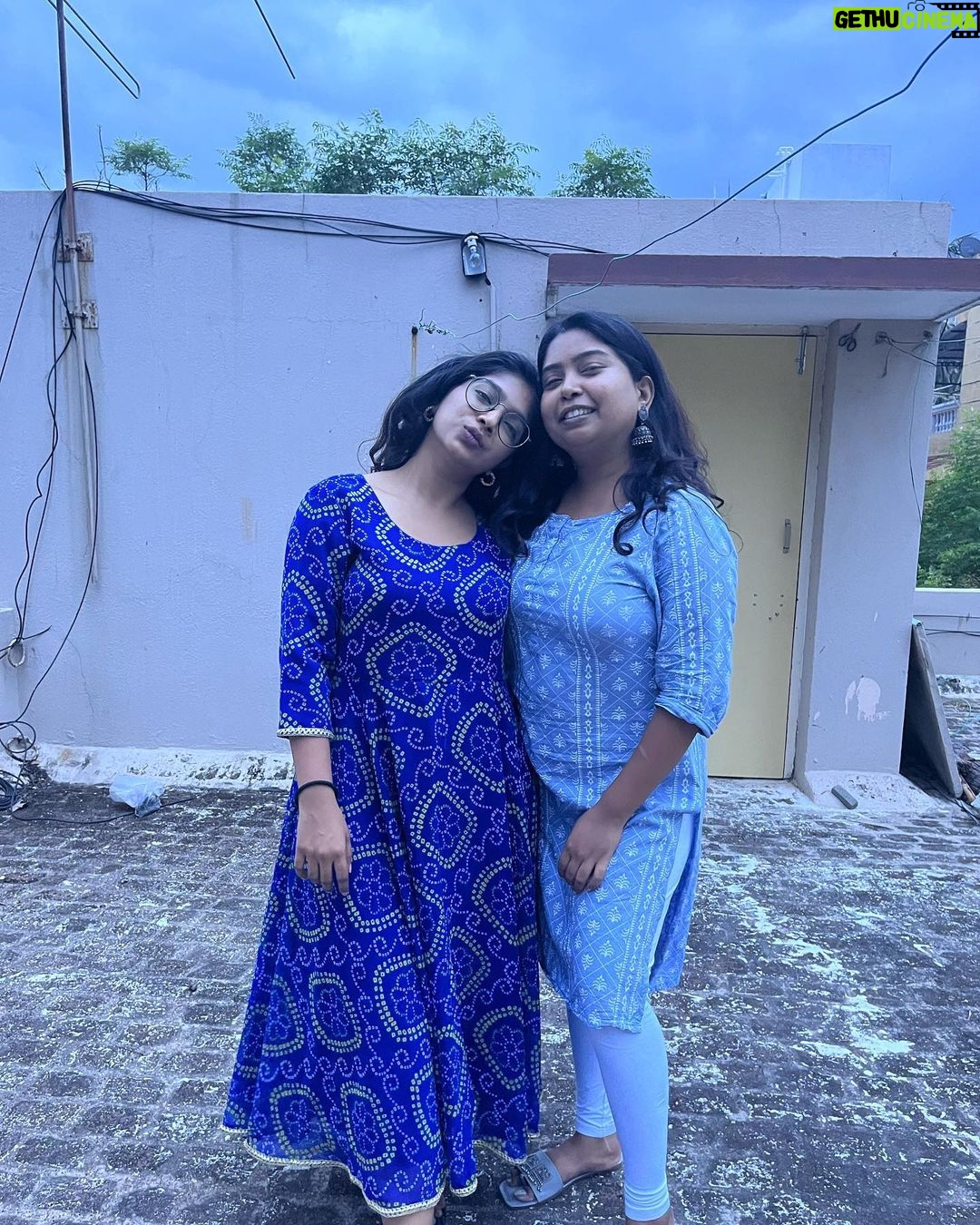 Parvathy Saran Instagram - Namma Atti π€ Friends that become family.. new house..new beginnings.. sooo happy to have these people in my life.. Nibbas of #MCC #Valsa #MKU & some sooper cool media friends π₯ good vibes only & what an amazing day π§Ώ memories !!! #housewarming Chennai, India