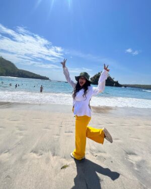 Parvathy Saran Instagram - people,beaches & sun tan ☀️🌊🏝️🇮🇩
Trip organiser @gtholidays.in