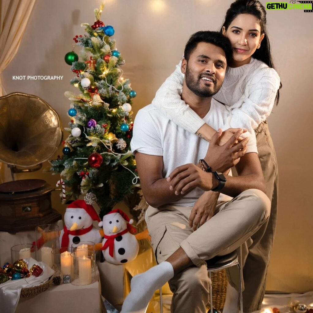 Pavani Reddy Instagram - Merry Christmas 🎅 🎄 #us #christmas #pavmir Mua: @padmavaratharaj_makeup_artist Photography: @knotphotography.in Styled by; @shravyareddyofficial