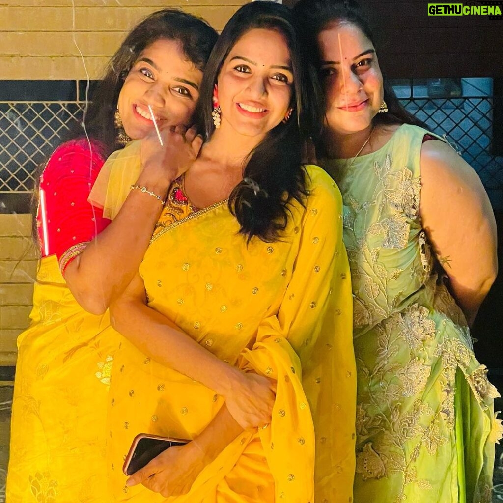 Pavani Reddy Instagram - Diwali 🪔 #diwalicelebration #famfriends #hyderabad