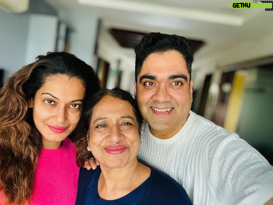 Payal Rohatgi Instagram - Outings with familia ❤️💕🔥 #shotoniphone15promax #selfie #selfietime