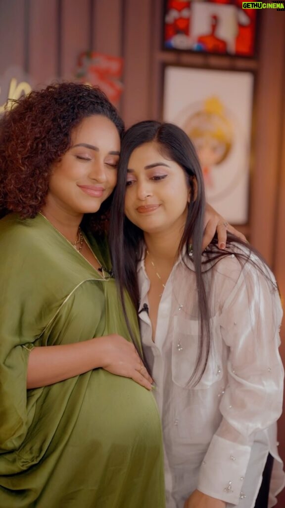 Pearle Maaney Instagram - Growing Up I always admired this amazingly talented actress @meerajasmine Chechi. Super happy and felt lucky to have met her, have her on My Show and Shoot One of the Most Iconic Scenes with her. She is such a down to earth and warm soul. 🥰 The Full Episode of this Fun Chat will be uploaded on our YouTube Channel on 24th December at 11.11am ! Stay Tuned My Lovelies ❤ . Queen Elizabeth 👸 Movie Releasing on 29th Dec in Theatres
