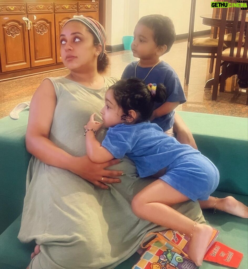Pearle Maaney Instagram - Just Another Cozy Day at Home….❤ Can You Count the number of Babies in this picture 🤓 Reign And Nila 👫