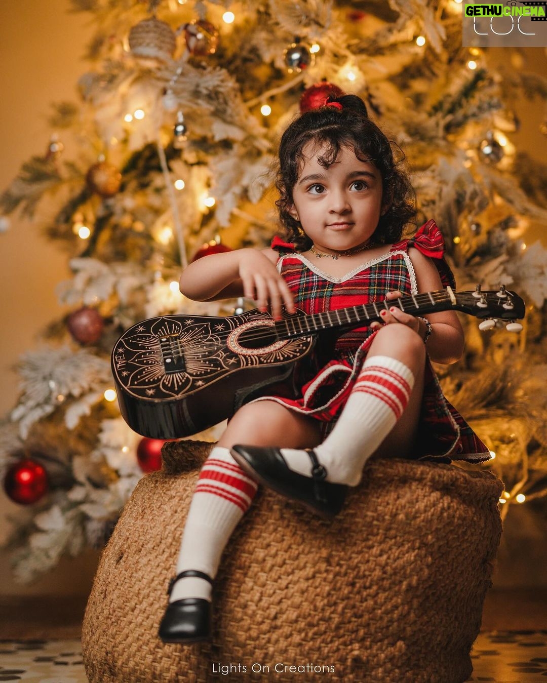 Pearle Maaney Instagram - We are all Like Snowflakes ❄️… All Different in Our Own Ways… ❤️ ☃️ 🎄 Click @jiksonphotography @lightsoncreations Styled by @ashna_aash_