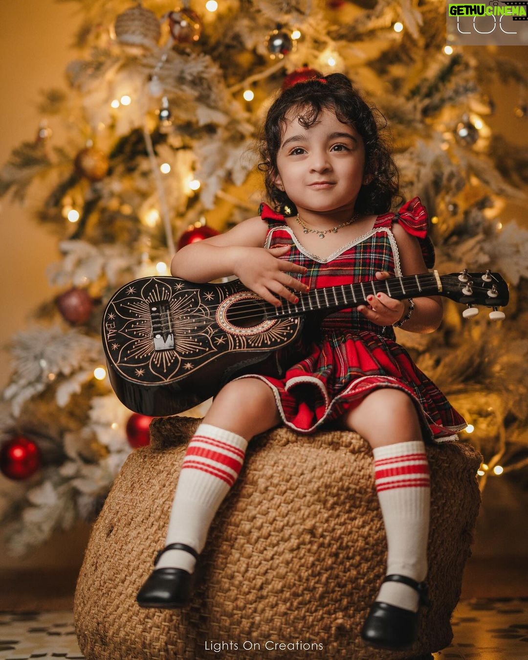 Pearle Maaney Instagram - We are all Like Snowflakes ❄️… All Different in Our Own Ways… ❤️ ☃️ 🎄 Click @jiksonphotography @lightsoncreations Styled by @ashna_aash_