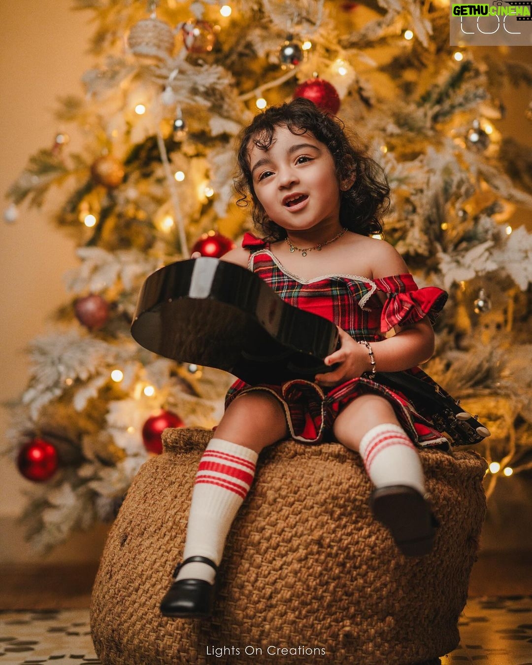 Pearle Maaney Instagram - We are all Like Snowflakes ❄️… All Different in Our Own Ways… ❤️ ☃️ 🎄 Click @jiksonphotography @lightsoncreations Styled by @ashna_aash_