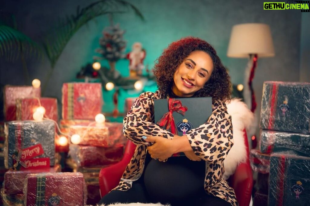 Pearle Maaney Instagram - New Video Out Now On YouTube! All the 100 winners must have started getting their Hampers by Now !!! But this Video is for the Ones who want to know how we curated it and What’s Inside the Box 😋❤️ With Love, Santa 🎅