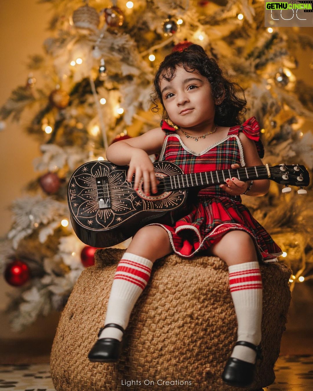 Pearle Maaney Instagram - We are all Like Snowflakes ❄️… All Different in Our Own Ways… ❤️ ☃️ 🎄 Click @jiksonphotography @lightsoncreations Styled by @ashna_aash_