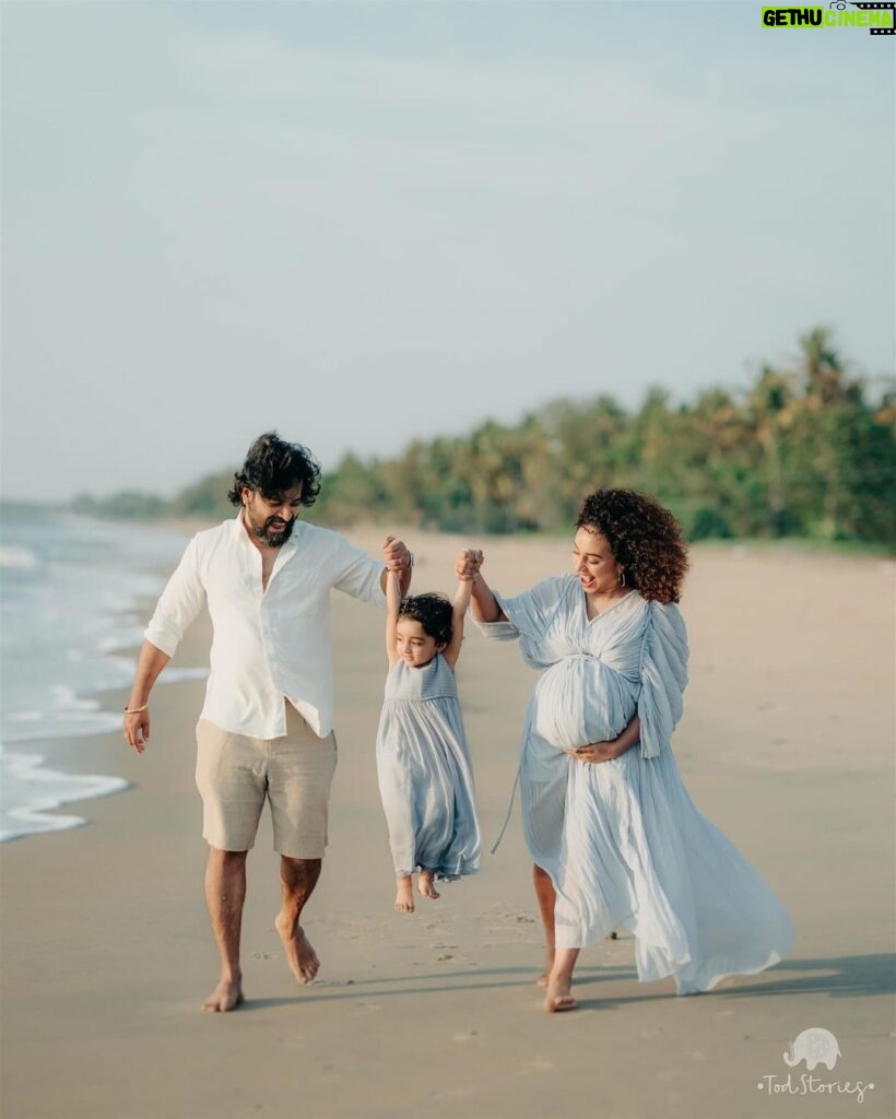 Pearle Maaney Instagram - Law Of Attraction is Real… because I imagined this moment a million times in my head and it happened 🩵 . Click @todstories Styling & MUA @ashna_aash_ Pearle and Nila’s Outfits @arsignatureofficial Srini’s @nishal_ug