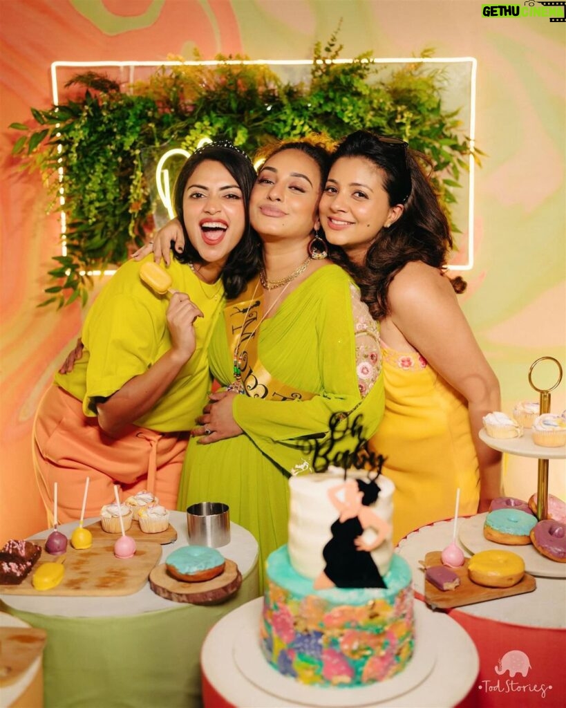 Pearle Maaney Instagram - I would like to call this bundle of pics “Sugar Rush” 🤪 . Click @todstories Wearing @t.and.msignature Srini @jishadshamsudeen Event @_whitewindow__ Cake @whisk_n_frost