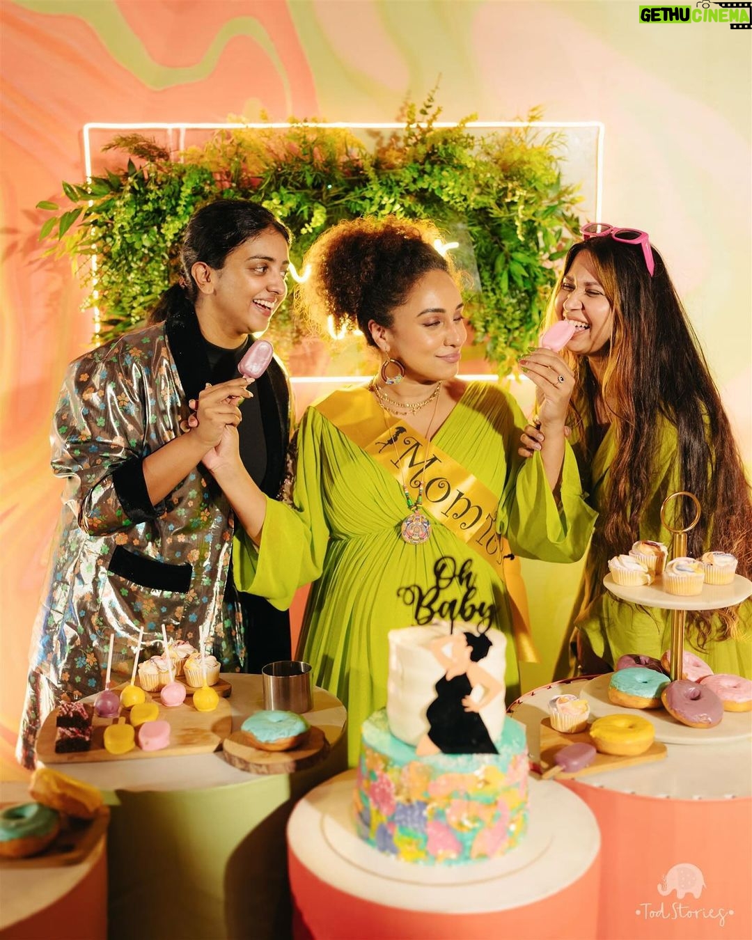 Pearle Maaney Instagram - I would like to call this bundle of pics “Sugar Rush” 🤪 . Click @todstories Wearing @t.and.msignature Srini @jishadshamsudeen Event @_whitewindow__ Cake @whisk_n_frost