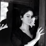 Pooja Bhatt Instagram - हमि से राज़ तन्हाई का दुनिया पूछती है क्यों.. सब अपनी अपनी तन्हाई लेकर घर से निकलते है.. 📸 @jayeshshethofficial