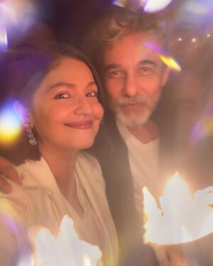 Pooja Bhatt Instagram - In a world of temporary equations,here’s to a permanent friendship.. one that goes beyond time,space,hits,flops & all of the other trappings of fame & infamy. 
Happy Birthday @deepaktijoriteam You make my life richer by being part of it. I love you. For now & forever more. ♥️
#deepaktijori #birthdayboy🎉 #bondsforlife