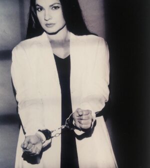 Pooja Bhatt Instagram - An artist should never be a prisoner of themselves.. of style.. of reputation.. of success.
📸 @dabbooratnani
#rulesforanartist #flashback #blackandwhite #blackandwhitephotography #poojabhattphotos #poojabhattimages #dabbooratnani #poojabhatt