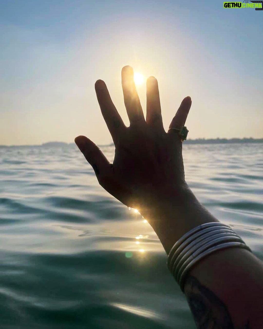 Pooja Bhatt Instagram - I have heard the mermaids singing,each to each.. #tseliot #thelovesongofjalfredprufrock #luckyfish #dubaidiaries🇦🇪