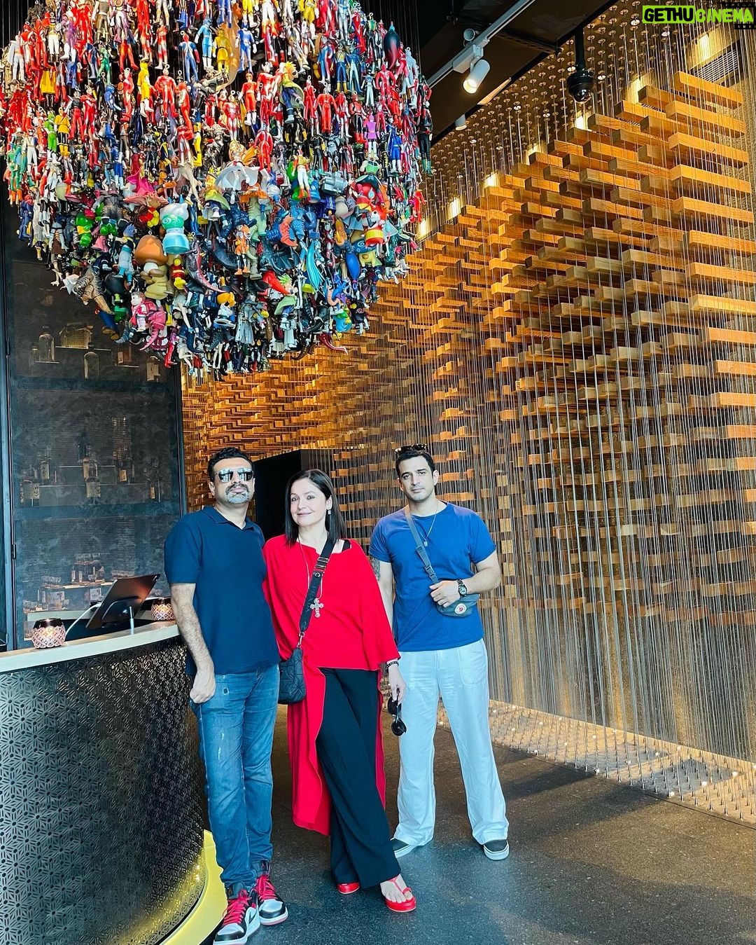 Pooja Bhatt Instagram - Brunch with my favourite bunch! ♥️♥️♥️ #clapdubai #dubaidiaries