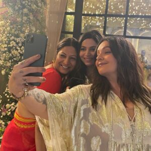 Pooja Bhatt Instagram - To Shaheen- the Wonder Woman in all our lives.. I quote from Wonder Woman-
“Sisters in battle, I am shield and blade to you. As I breathe, your enemies will know no sanctuary. While I live, your cause is mine.”
Love you wise one! Have the happiest birthday EVER! ♥️
#ShaheenBhatt #birthdaygirl #wonderwoman #familyties❤️