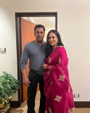 Pooja Bose Instagram - My heart is full today 🩷 @beingsalmankhan