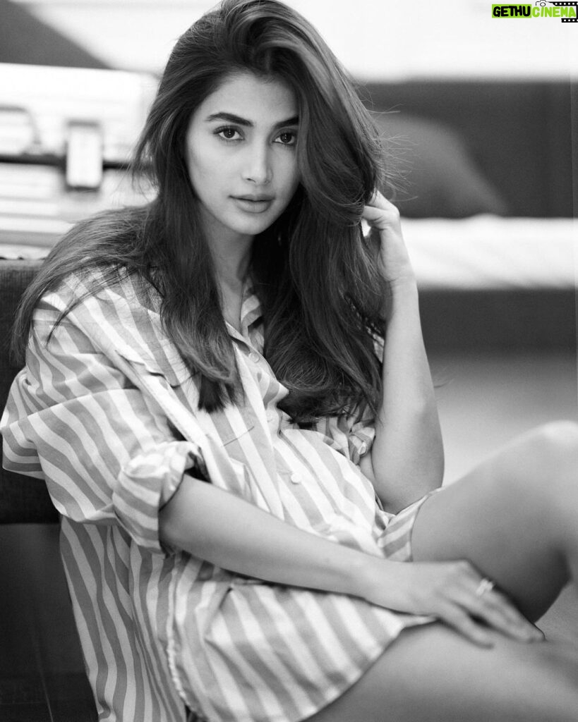 Pooja Hegde Instagram - A quick shoot post pack up with @avigowariker, he shot my first photoshoot and now we’re here again 🤗 📸 #postpackupshot
