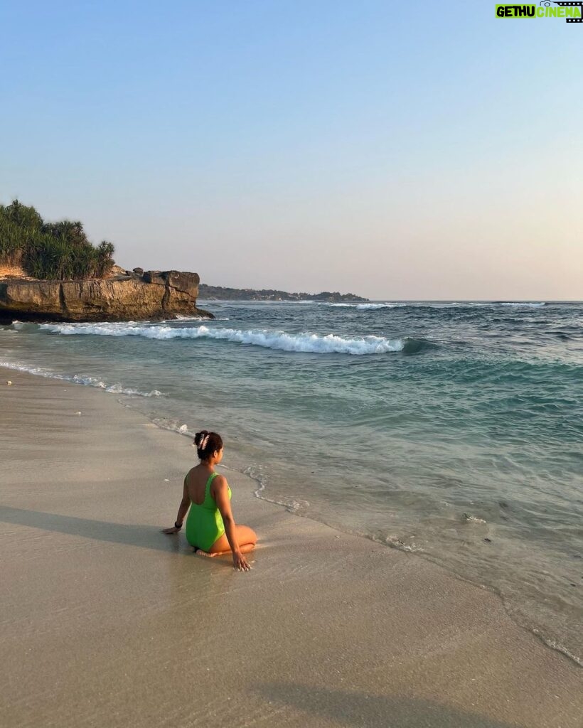 Pooja Ramachandran Instagram - I dream in the colours of the sunset 🌅 ♥️ 📸 @highonkokken #beachlife