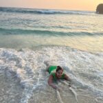Pooja Ramachandran Instagram - I dream in the colours of the sunset 🌅 ♥️ 📸 @highonkokken #beachlife
