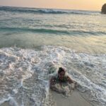 Pooja Ramachandran Instagram - I dream in the colours of the sunset 🌅 ♥️ 📸 @highonkokken #beachlife