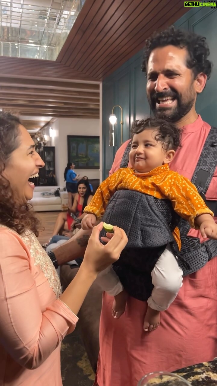 Pooja Ramachandran Instagram - Trying lime for the first time 😋🍋 Thank you aunty @shikha_appayya for this video 😄 #babyvideos #lime #babyeatinglime #babyexpression #funnybabyvideo #babyoy #kiaankokken #babyreels