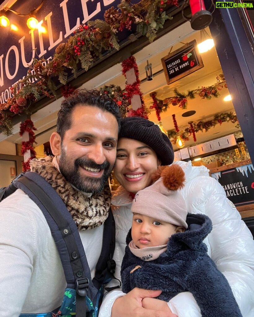 Pooja Ramachandran Instagram - A Christmas to remember ! 🥰♥👶🏼 #christmas2023 #kiaankokken #loveandloveonly #christmasinparis #europediaries Paris, France