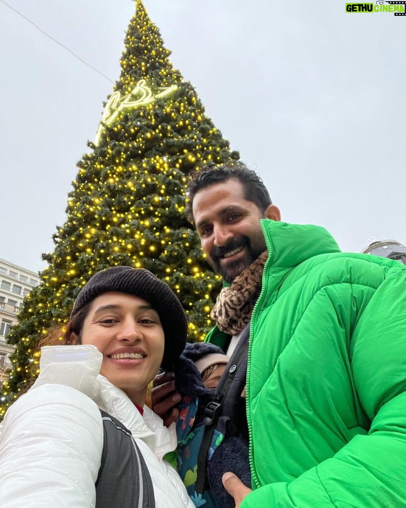 Pooja Ramachandran Instagram - A Christmas to remember ! 🥰♥👶🏼 #christmas2023 #kiaankokken #loveandloveonly #christmasinparis #europediaries Paris, France