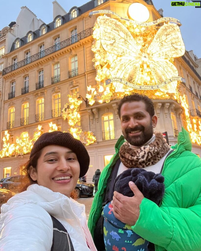 Pooja Ramachandran Instagram - A Christmas to remember ! 🥰♥️👶🏼 #christmas2023 #kiaankokken #loveandloveonly #christmasinparis #europediaries Paris, France
