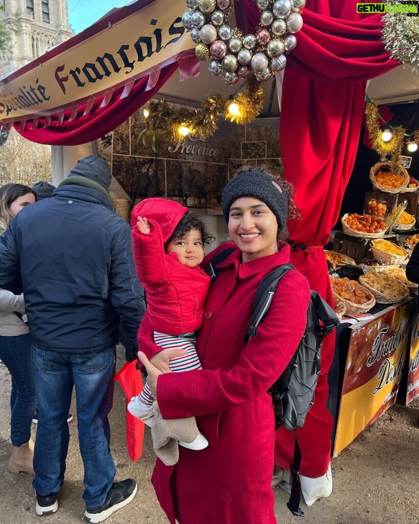Pooja Ramachandran Instagram - Celebrating Kiaan’s first Christmas and making it a special one! #makingmemories #kiaankokken #firstchristmas #christmasinparis Eiffel Tower, Paris, France